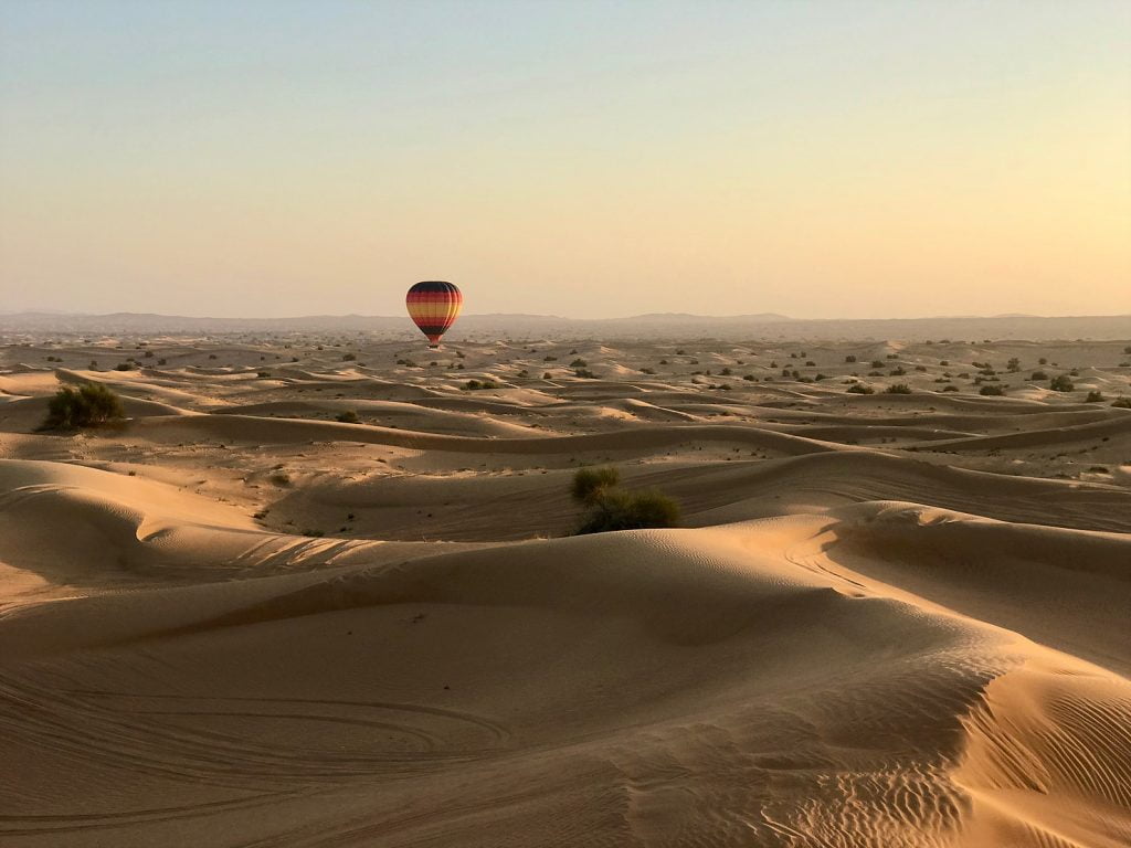 Sorvolare il deserto di Dubai con mongolfiera