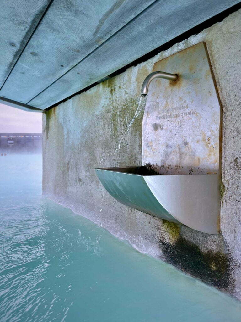 cartello che ricorda di idratarsi benevendo acqua