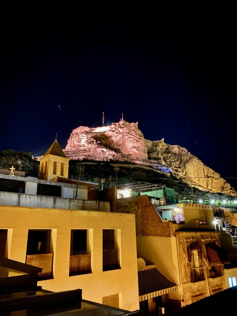 Vista notturna del Castello di Alicante