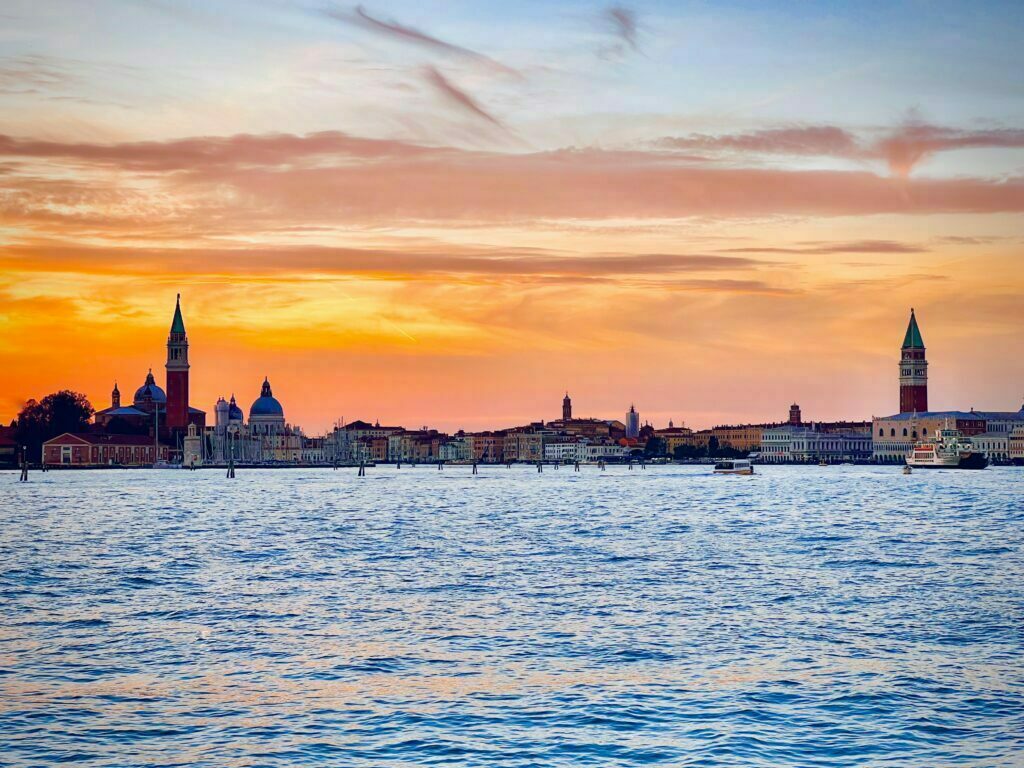 Vista di Venezia al tramonto dai Giardini della Biennale