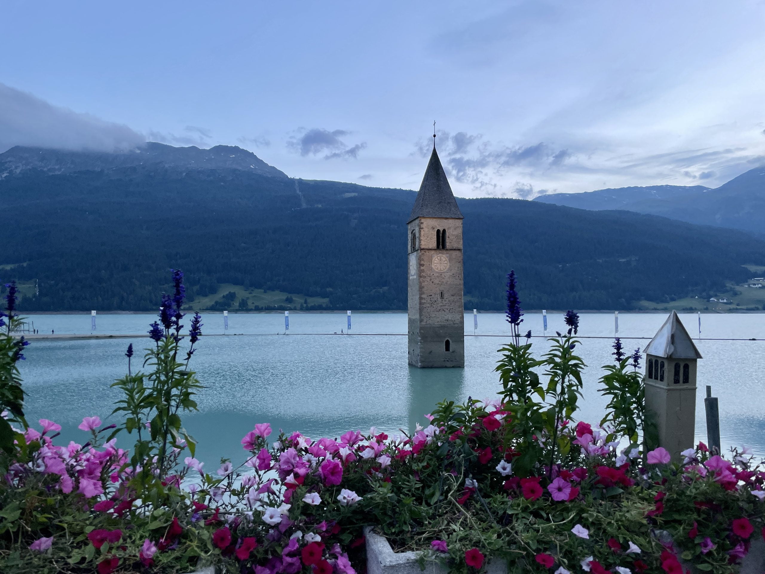 Scopri di più sull'articolo Curon Venosta: il campanile sommerso simbolo di resilienza