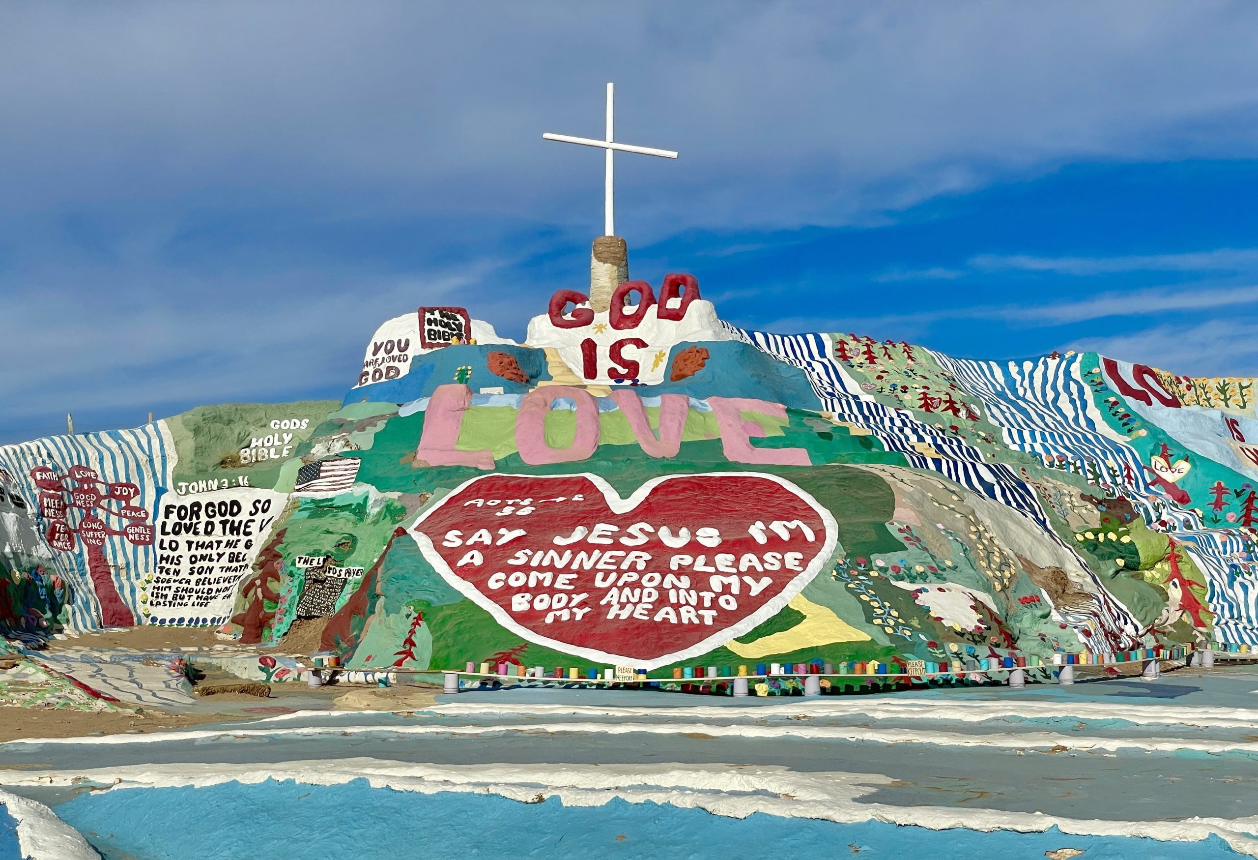 Scopri di più sull'articolo Salvation Mountain: una colorata montagna artificiale nel deserto della California